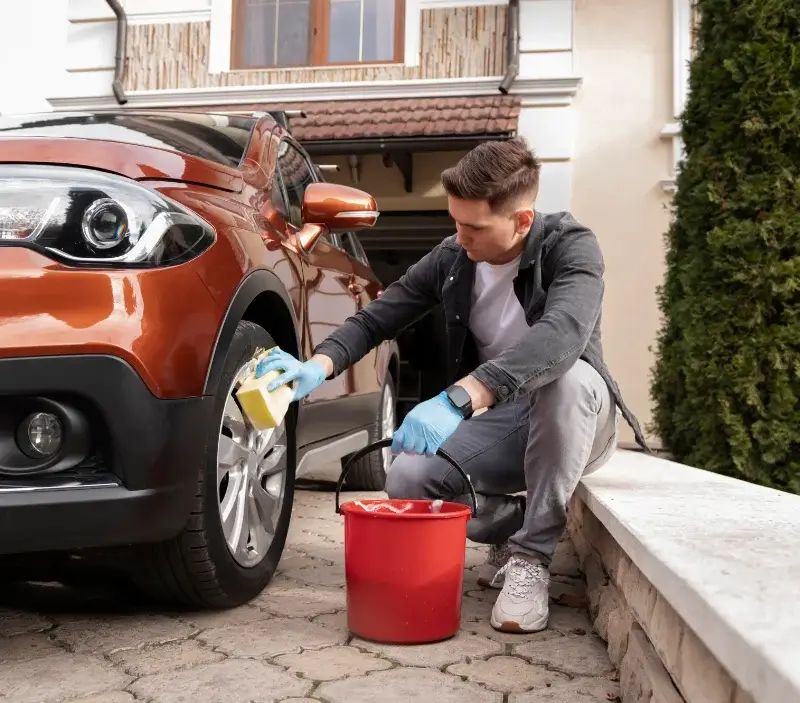 Lavage auto à domicile Moustoir-Ac : professionnel intervenant sur un véhicule